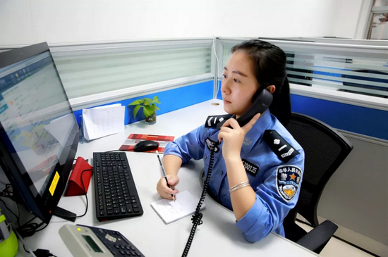 郴州市公安局民警在进行电话回访