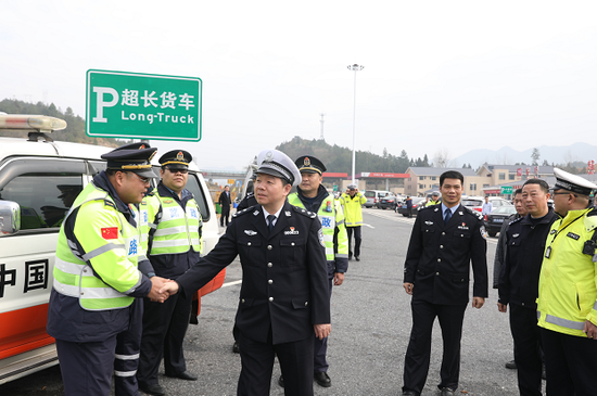 省公安厅交警总队总队长蒋建湘在桂东服务区进行慰问督导
