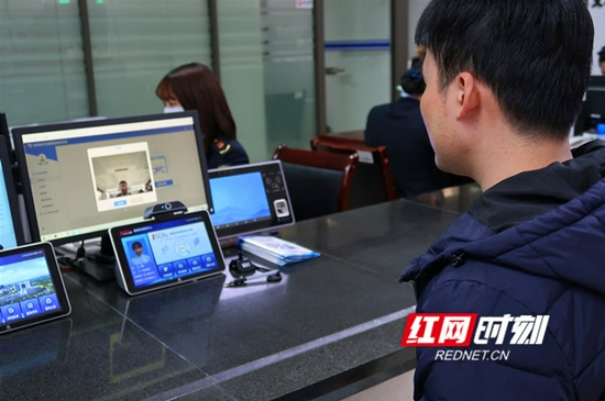 12月1日，杨浩斌来到雷锋政务超市，通过“刷脸”注册广告公司。