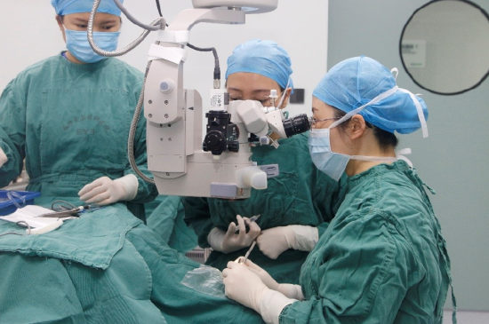 图片来源:长沙爱尔眼科医院提供 唐琼燕博士为患者做白内障手术