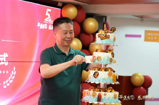 现场阳董与嘉宾一起分享蛋糕
