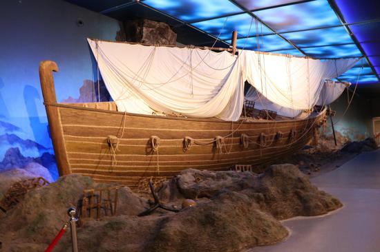 图为馆内1:1的比例还原的"黑石号"沉船