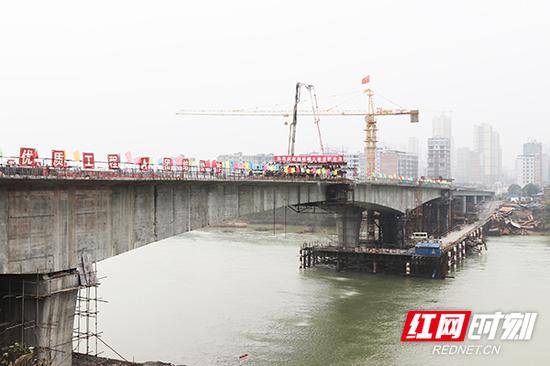 耒阳市城区鹿岐峰大桥顺利合龙.