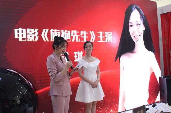 电影明星成琪与主持人廖若如此次发布会由湖南电视台