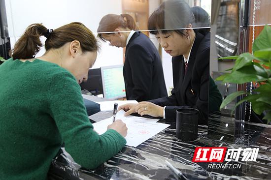 行政诉讼案件当事人在立案窗口填写相关文书.