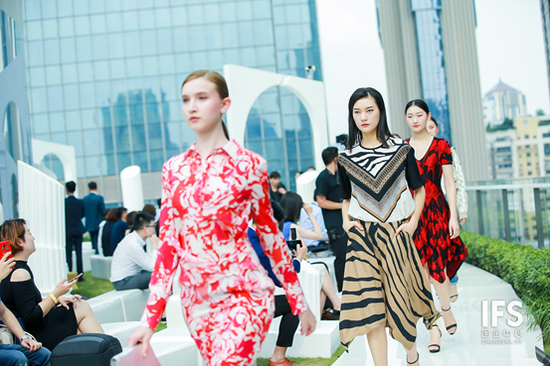 (图:国际一线大牌Golden Goose,MSGM,Roberto Cavalli时尚大秀现场)