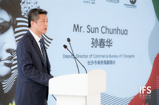 (图:长沙市商务局副局长孙春华在高峰论坛致辞)
