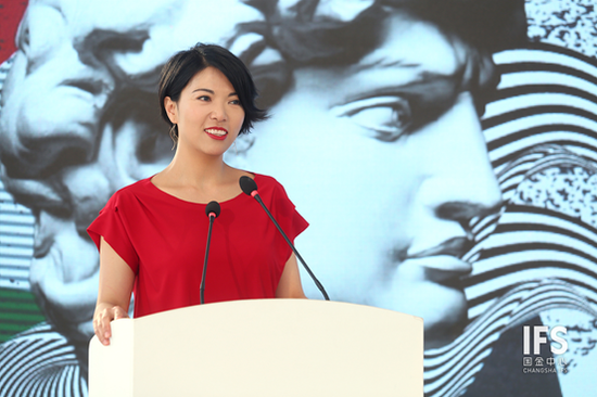 (图:九龙仓中国置业助理董事兼总经理何蔡宁玲女士在高峰论坛致辞)