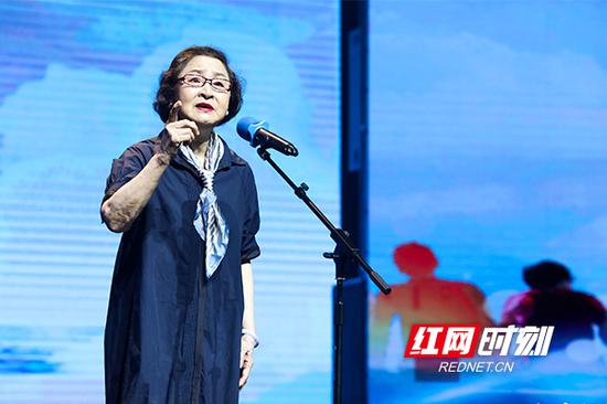 姚锡娟表演梁实秋的作品《中年》.