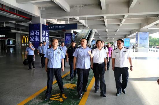 厅治安总队政委夏晓鸥,反恐总队总队长倪无名以及政治部教