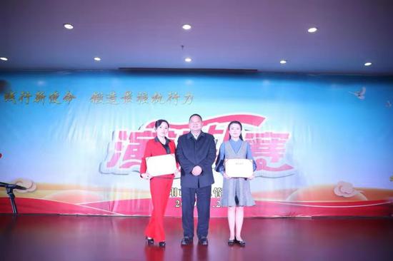 衡阳市应急管理局党委书记,局长何恒芹(中)与一等奖获奖选手合影.