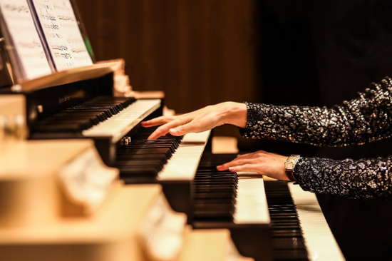 青年管风琴演奏家李艺花现场演绎巴赫《d小调托卡塔与赋格》