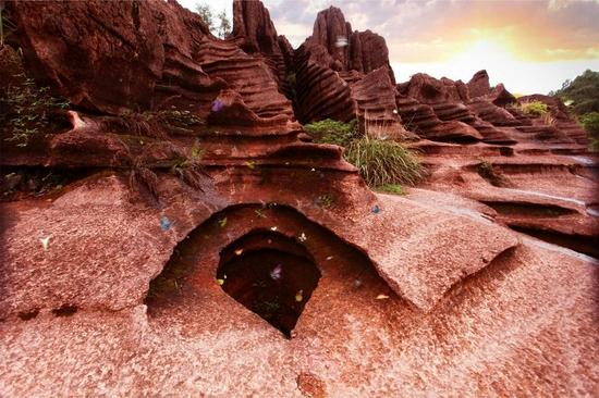 山野乐园石林秘境非遗大戏在芙蓉镇红石林度假区打卡向往的亲子生活