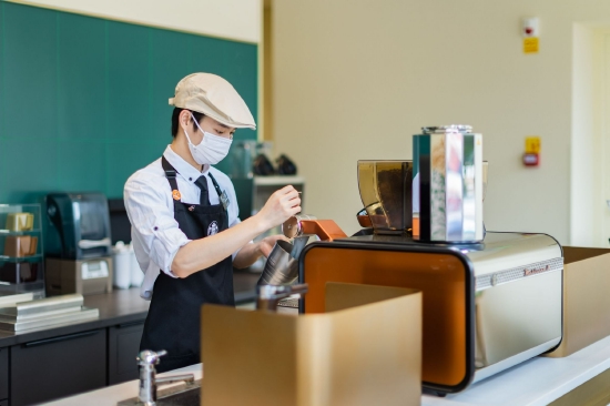 此外,啡快概念店特别增设"星礼台", 咖啡师头戴巴拿马帽,身着轻快明丽
