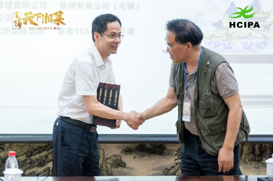 左:劲牌有限公司副总裁陈国华右:中国湘菜大典主编彭子诚