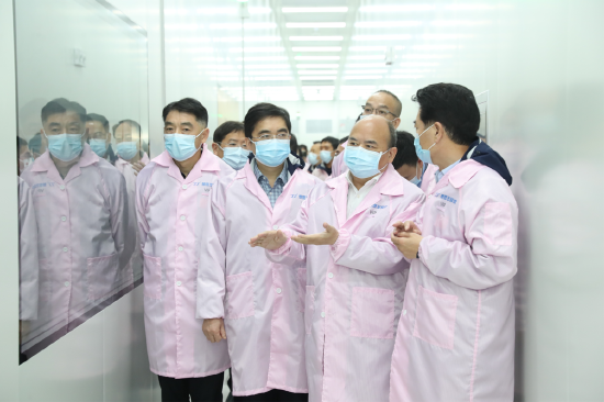 学员们正在听取湖南楚微半导体科技有限公司企业负责人讲解其产品研发线及生产情况。