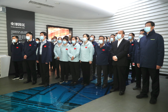 学员们在中联重科股份有限公司工程机械馆。
