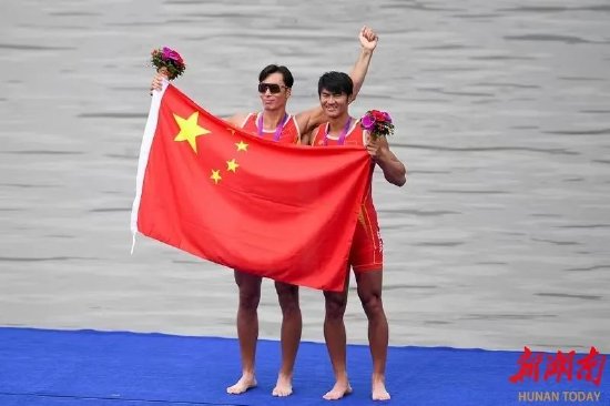 湖南赛艇老将张亮（左）与队友庆祝夺冠。