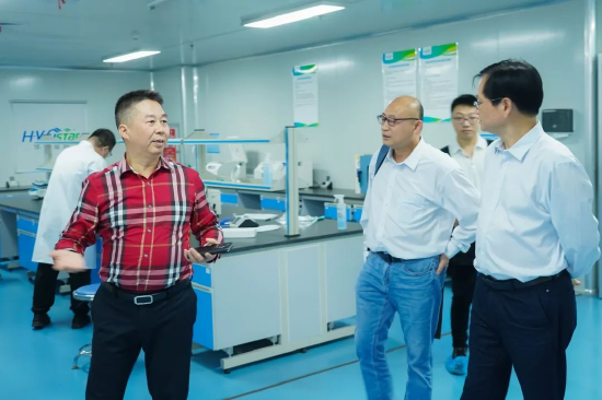 董事长阳吉长陪同调研组在华务星辰医学检验实验室调研。
