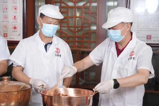 蒋孟良教授熬膏现场