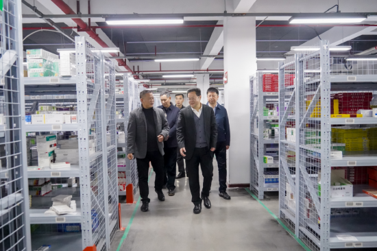 吴飞驰一行参观谷医堂产品研发中心、华务星辰医学检验实验室、仓储物流中心等。