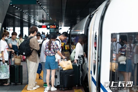 暑运期间,在长沙火车南站,众多旅客正准备上高铁。