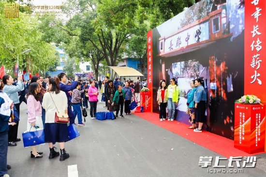 古朴的老校门成了回校校友们的热门打卡地。长沙晚报通讯员 范嘉树 摄