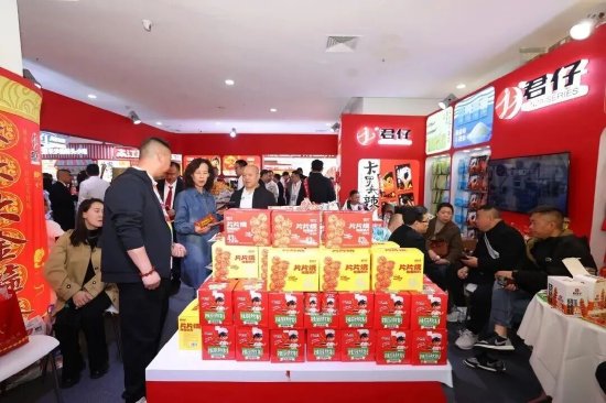 ▲首届中国（平江）辣味休闲食品商贸展现场