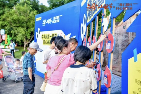 　　△民族团结进步促进法普法知识互动区在红石榴民族山歌全民秀现场，民族团结进步促进法普法知识互动区引人驻足，民族团结知识问答互动小游戏等趣味环节广受青睐。