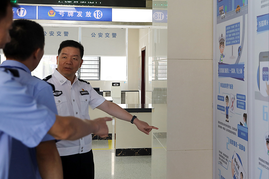 蒋建湘在邵东县交警大队车管所调研"放管服"改革