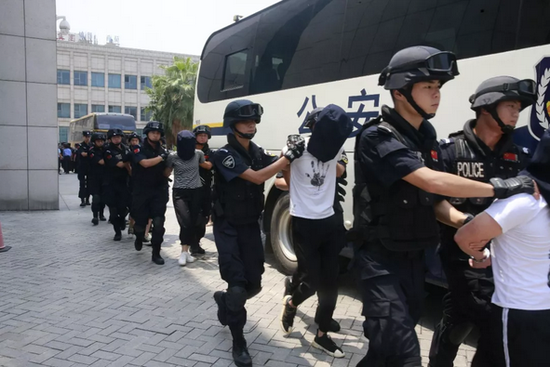 犯罪分子被押解途中