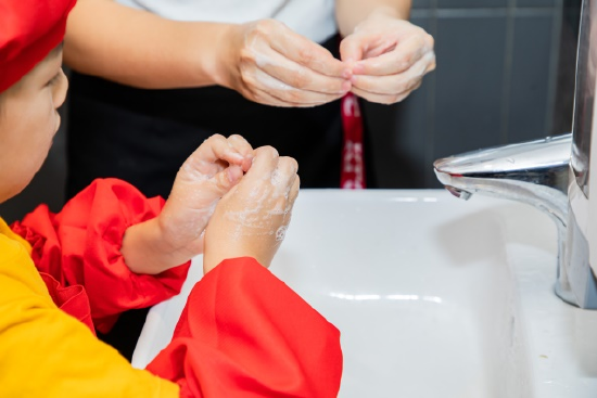 大手牵小手肯德基探秘之旅开启青少年食品安全实践课