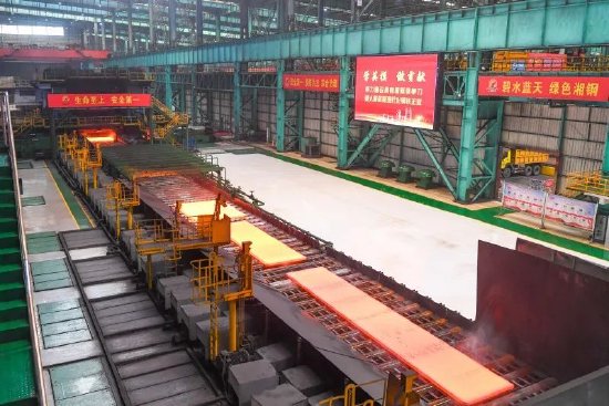 ▲湘钢五米板厂轧钢生产线。