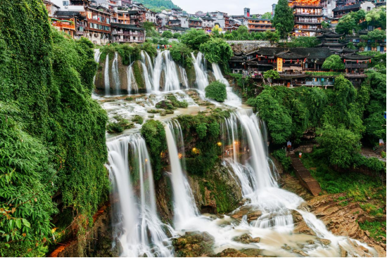 "hi,furongtown!"全球旅行商代表团考察挂在瀑布上的千年芙蓉镇