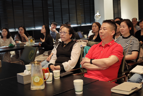 阳吉长董事长在启动会现场认真聆听商业规划汇报