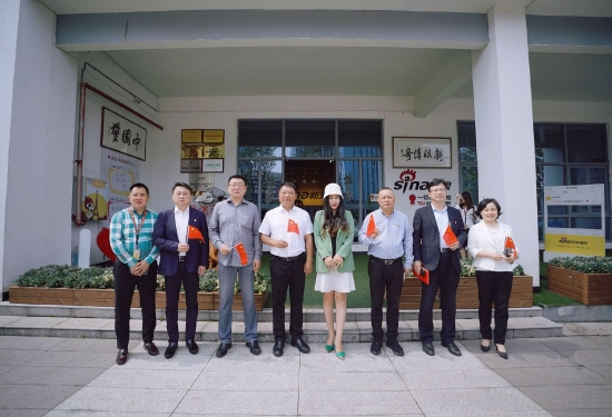调研组一行人在新浪湖南合影