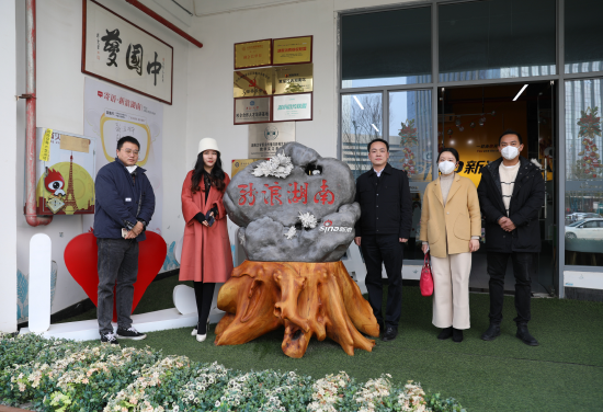 (长沙市委宣传部副部长罗小确一行调研新浪湖南。)