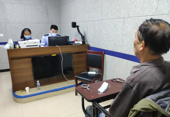 嫌犯刘昂接受审讯