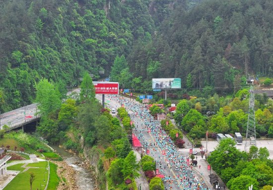 4月21日,2024张家界武陵源马拉松举行。均为吴勇兵拍摄供图