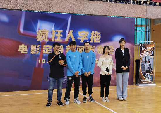 电影疯狂人字拖10月24日将上映讲述山区少年逐梦篮球