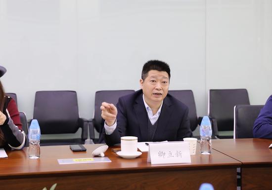 湖南省委宣传部副部长,省政府新闻办主任卿立新在座谈会上发言