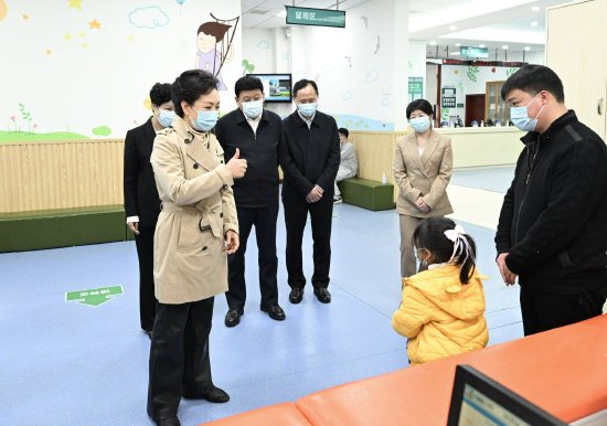 彭丽媛教授在长沙市洞井街道社区卫生服务中心与接种疫苗的儿童和家长亲切交流