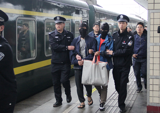 抵达长沙火车站,7名涉嫌电信网络诈骗的犯罪嫌疑人从海南被押解回长沙