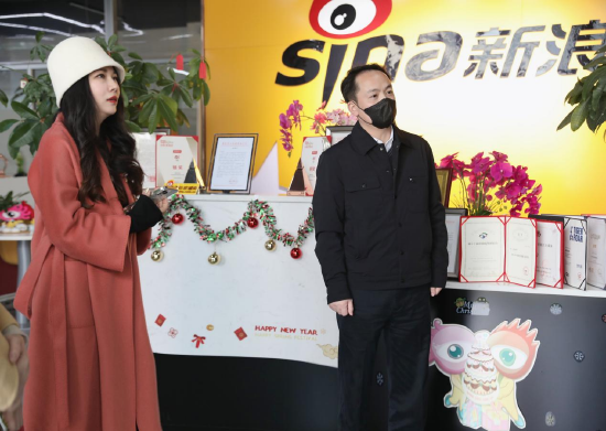 (长沙市委宣传部副部长罗小确充分肯定了新浪湖南所取得的成绩。)