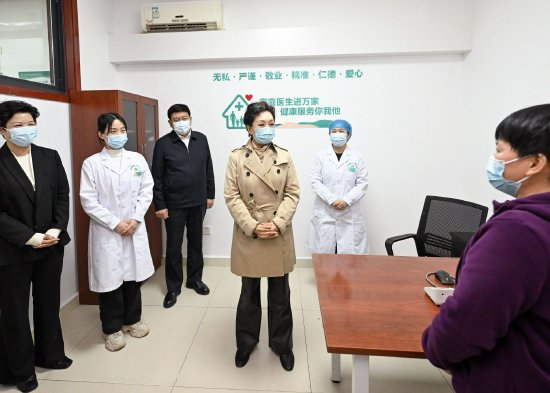 彭丽媛教授在长沙市洞井街道社区卫生服务中心与康复患者交流