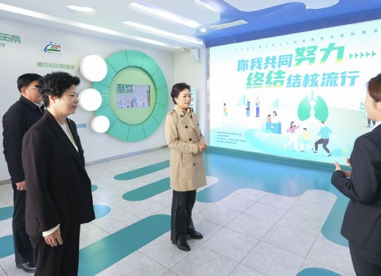 彭丽媛教授在长沙市雨花区健康教育馆调研结核病防治宣传工作