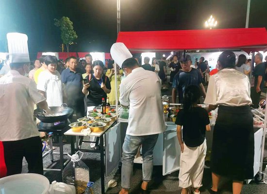 7月12日晚,汉寿夜市集中示范街开街,图为现场制作汉寿特色美食甲鱼。