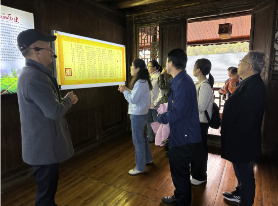 　　在古楼村红色文化教育基地参观学习
