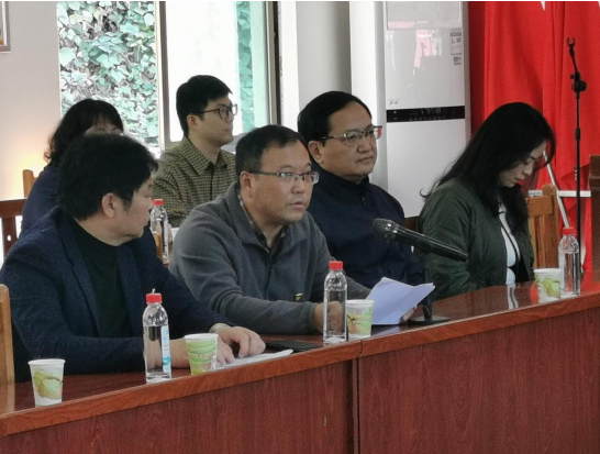 　　新闻系广告系联合教工党支部书记张顺军（左二）在联学联建会议上发言