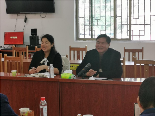 古楼村驻村第一书记王艳（左）、村党支部书记付照凤（右）在联学联建会议上发言